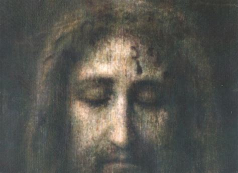 Dettagli iconografici del volto di Cristo e della scritta IHS NAZARE REX IUDEORUM