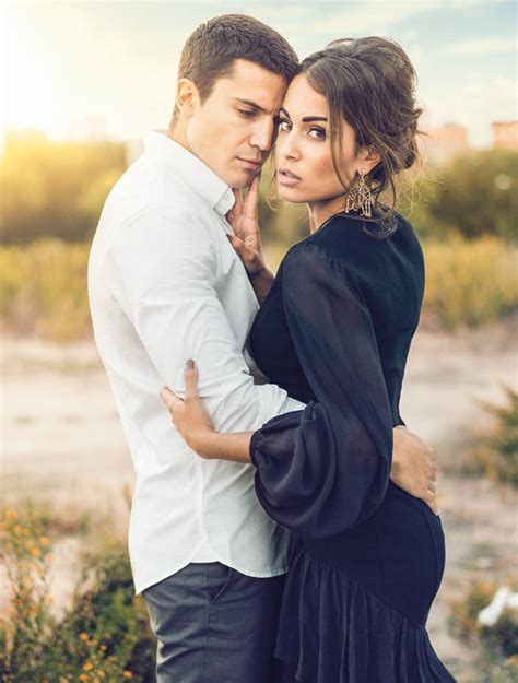 Foto promozionale dei protagonisti Alex González e Hiba Abouk insieme sul set.