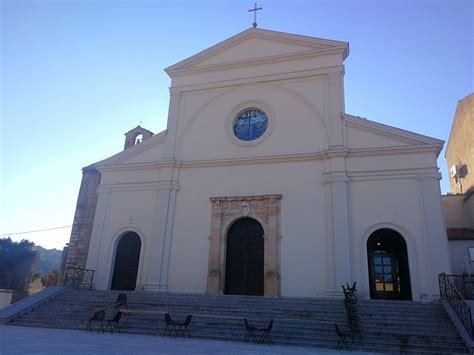 Veduta panoramica del Santuario del Santissimo Crocifisso inserito nel contesto naturale delle colline novaresi.