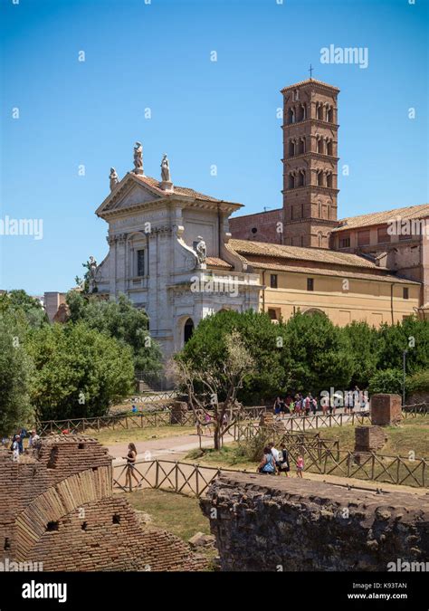Veduta architettonica della Basilica di Santa Francesca Romana situata presso l'area del Colosseo