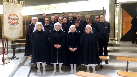 Foto di gruppo di pellegrini Unitalsi in un luogo di culto