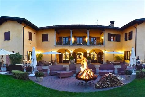 Veduta panoramica di un agriturismo immerso nel verde della Brianza, ideale per eventi all'aperto