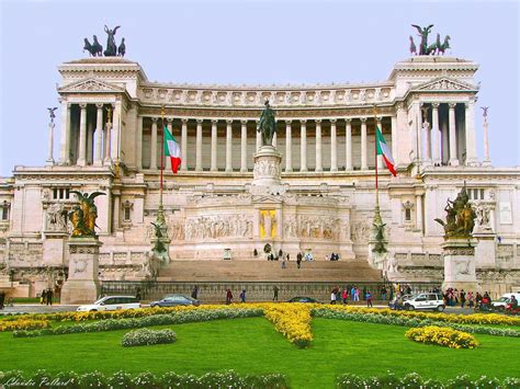 Veduta d'insieme del Vittoriano di fronte a Piazza Venezia a Roma