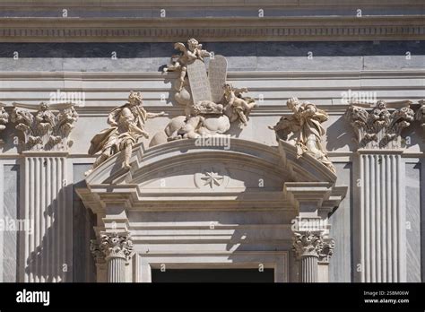 Foto d'epoca o architettonica della facciata della chiesa parrocchiale