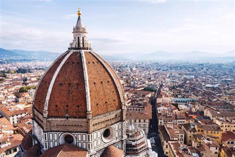 Veduta panoramica di Piazza del Duomo con la Cattedrale, il Campanile di Giotto e la Cupola del Brunelleschi
