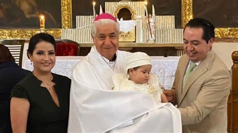 padrino o madrina che poggiano la mano sulla spalla del cresimando