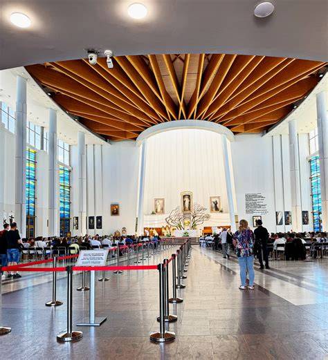 Interno del Santuario della Divina Misericordia a Łagiewniki