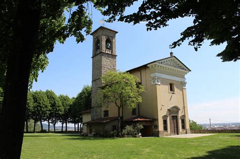 Veduta panoramica del Santuario della Madonna del Castello arroccato sul colle di Ambivere