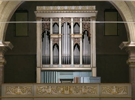 Dettaglio dell'organo Serassi all'interno della navata del santuario