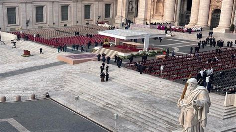 Foto del sagrato di San Pietro durante la celebrazione pasquale con l'icona del Cristo Redentore