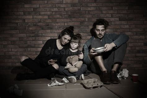 Famiglia povera che mangia