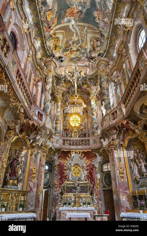 Dettaglio degli affreschi e dell'altare barocco all'interno della chiesa