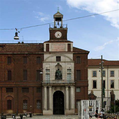 Veduta storica della sede dell'Università Cattolica del Sacro Cuore a Milano con la biblioteca