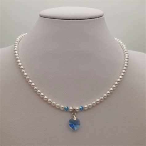Fotografia artistica di una collana con ciondolo Mano di Fatima in argento