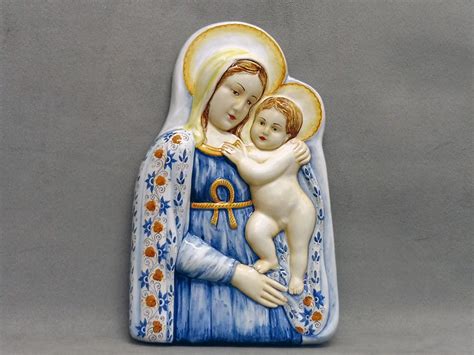 Dettaglio dell'immagine in ceramica della Beata Vergine di Sulo, con il Bambino Gesù al collo.