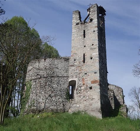 Resti dell'antica chiesa di San Lorenzo a Filetto, con la struttura parzialmente crollata.