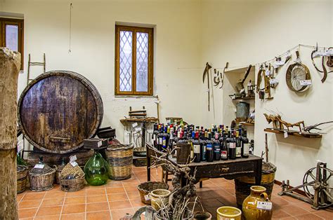 Allestimento del Museo della civiltà contadina di Decollatura con arredi scolastici d'epoca
