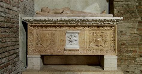 Dettaglio delle 13 lettere incise sul piedistallo delle statue nella Chiesa dei Santi Apostoli