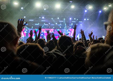 Foto di un concerto di musica cristiana contemporanea con molti giovani