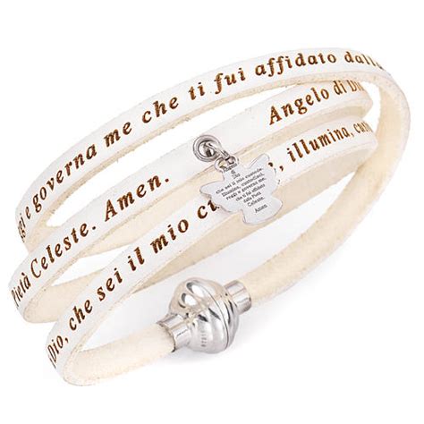 Foto di un bracciale Amen in pelle con incisione delle citazioni di Madre Teresa di Calcutta