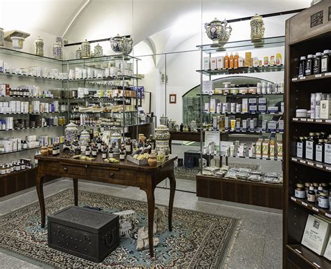 Flaconi e confezioni dei prodotti dell'antica spezieria monastica di San Giovanni Evangelista