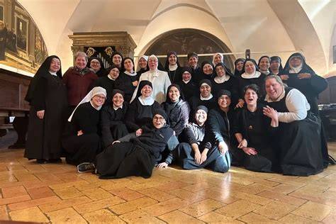 Foto di gruppo della comunità monastica attuale di San Giovanni Evangelista