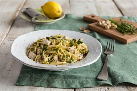 Primo piatto di tagliolini con pesce spada e pistacchio