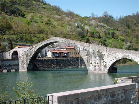 Illustrazione storica del Ponte della Maddalena con le sue arcate originali