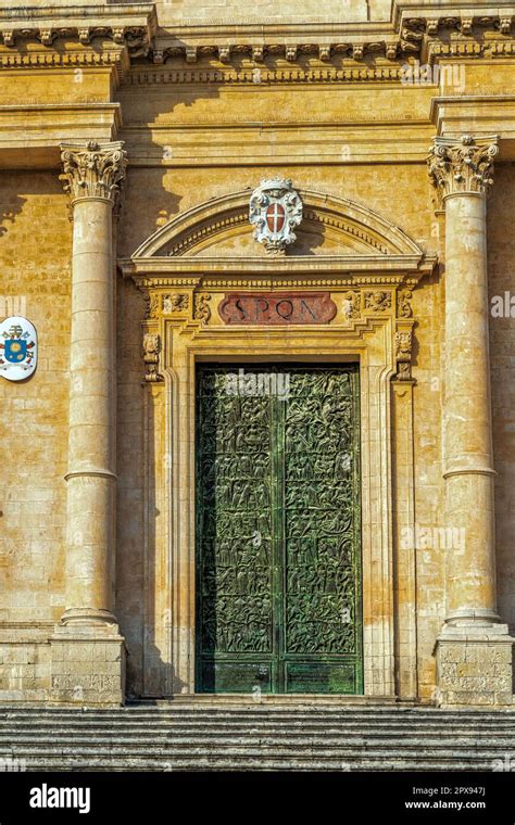 Veduta esterna della facciata neoclassica della Cattedrale di Santa Maria la Real di Pamplona
