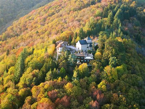 Veduta panoramica del complesso della Casa del Sacro Cuore immerso nel paesaggio prealpino di Possagno