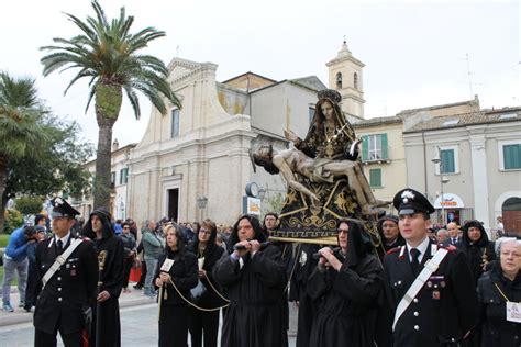Processione della Madonna Addolorata con fedeli.