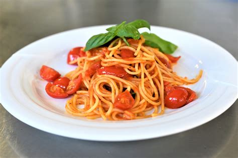 foglie di basilico fresco su un piatto di spaghetti