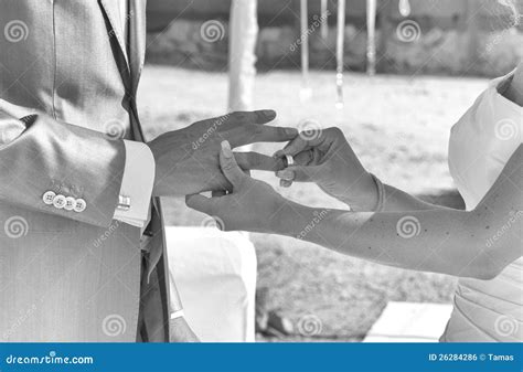 Fotografia di dettaglio dello scambio degli anelli durante una cerimonia religiosa