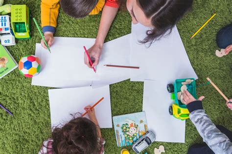 Bambini che giocano e disegnano in una ludoteca ospedaliera
