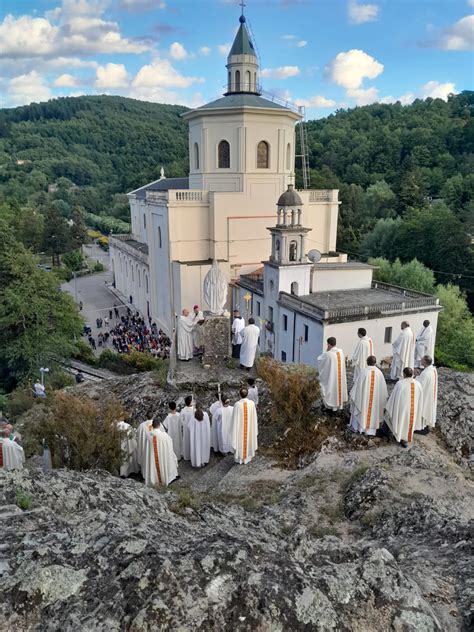 Vista panoramica del Santuario di Gimigliano immerso nel paesaggio collinare
