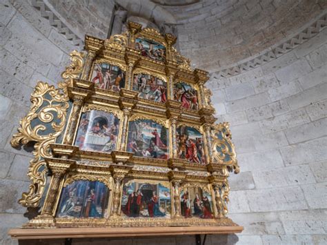 Dettaglio dell'altare maggiore e della pala di Fabrizio Santafede