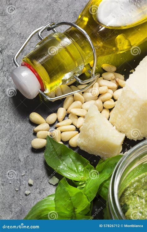 Illustrazione degli ingredienti freschi per il pesto: basilico, pinoli, aglio, formaggi e olio EVO