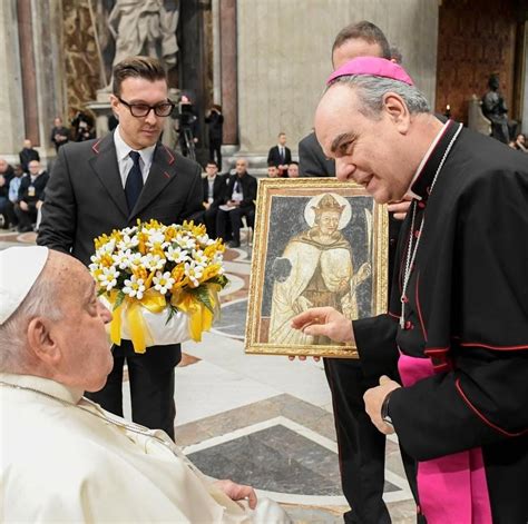 rappresentazione iconica di un pellegrinaggio giubilare o di Papa Francesco