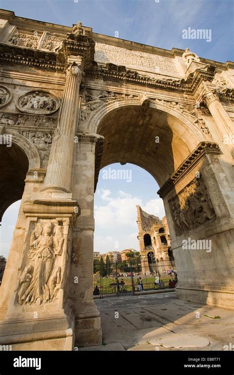 l'Arco di Tito con il Colosseo sullo sfondo