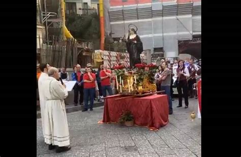 Foto della processione di Santa Rita con la statua adornata di fiori e luminarie