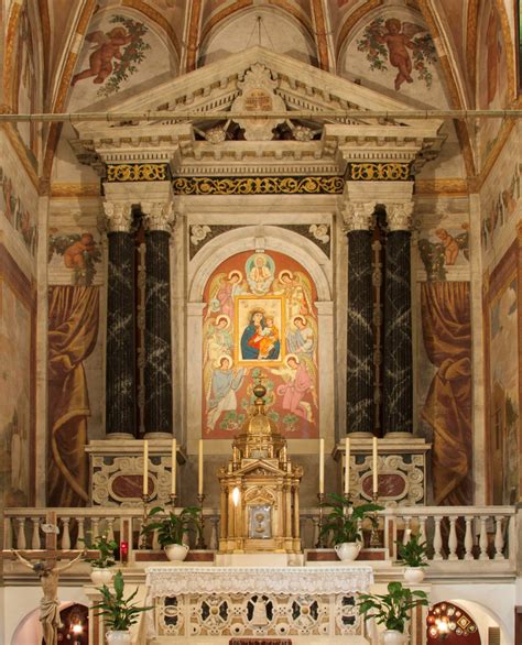 Esempio di altare allestito con dossale ligneo medievale