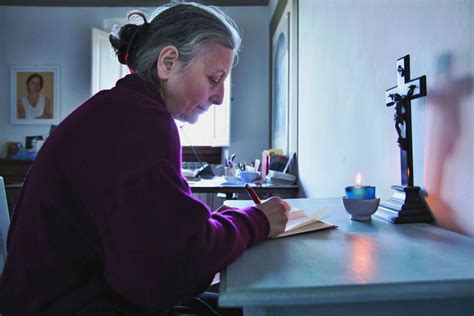 Ritratto di Antonella Lumini, figura centrale della spiritualità contemplativa contemporanea.