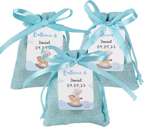 Esempio di etichette personalizzate applicate a sacchettini per confetti di battesimo