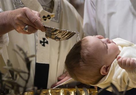 Tematica: sacerdote che battezza un bambino, con genitori presenti e un'espressione di dubbio o disaccordo sul loro volto in secondo piano