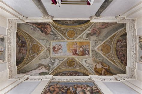 Dettaglio artistico degli affreschi e delle pale d'altare presenti all'interno della chiesa