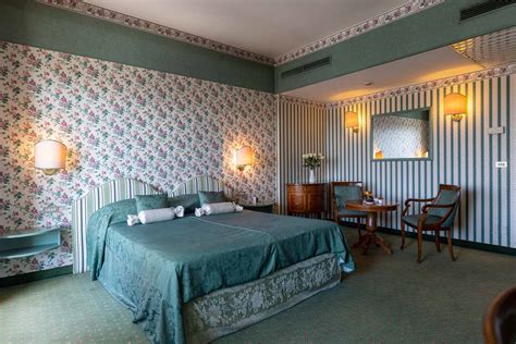 Interno di una camera moderna e spaziosa dell'Hotel Anjo de Portugal