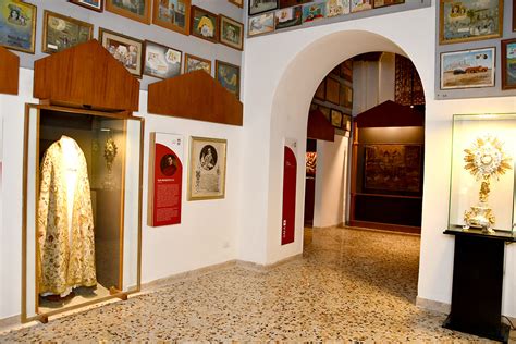 Esposizione degli oggetti votivi all'interno del Museo degli Ex Voto