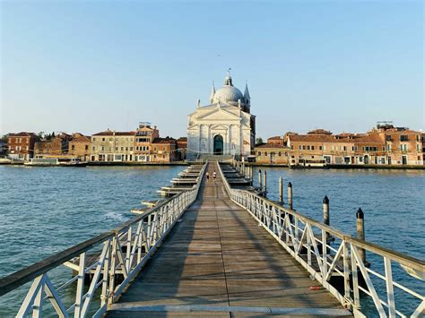 Immagine del ponte votivo fatto di barche che collega le Zattere alla Giudecca