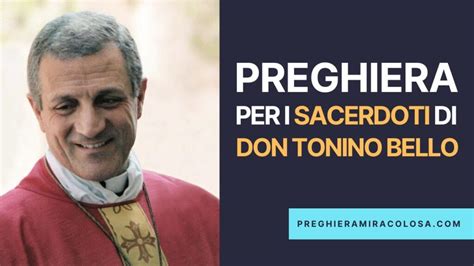 Donne in preghiera in chiesa con un sacerdote, in una scena di vita parrocchiale
