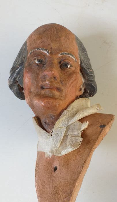 Dettaglio di una testa di pastore del presepe napoletano in terracotta con occhi di vetro.